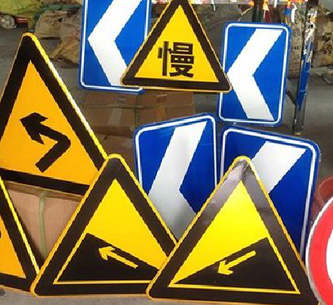 巴塘标识标牌中颜色的确定是很重要的。